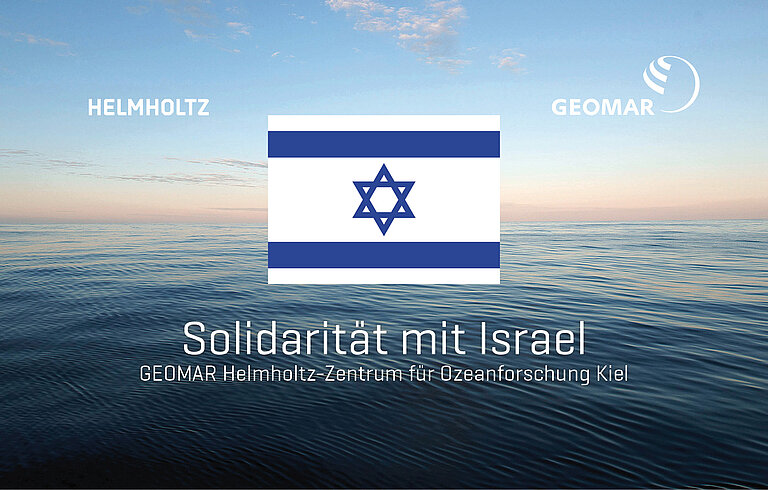 Eine Ansicht vom Meer im Hintergrund, davor die Flagge Israels