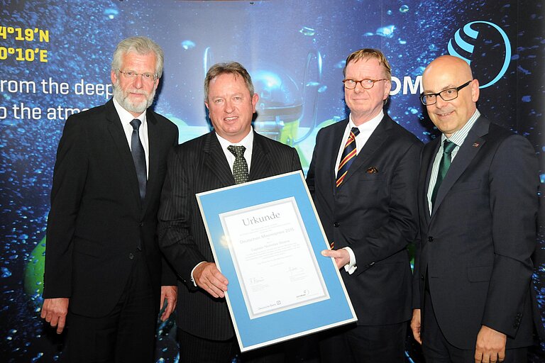 Preisverleihung des Deutschen Meerespreises 2015. Das Bild zeigt (v.l.n.r.) GEOMAR-Direktor Prof. Dr. Peter Herzig, den Preisträger Captain Nicholas Sloane, Burkhard Baum (Deutsche Bank) und Schleswig-Holsteins Ministerpräsidenten Torsten Albig. Foto: J. Steffen, GEOMAR