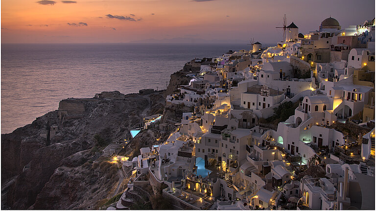 Weiße Häuser auf einer Insel im Abendlicht