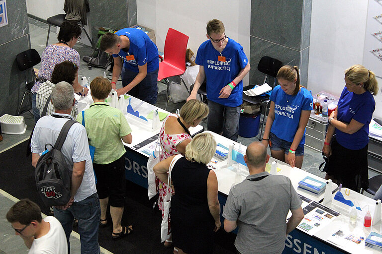 Auch Erwachsene ließen sich die Gelegenheit nicht entgehen, sich zu informieren oder die Experimente selber durchzuführen. Foto: Joachim Dengg, GEOMAR