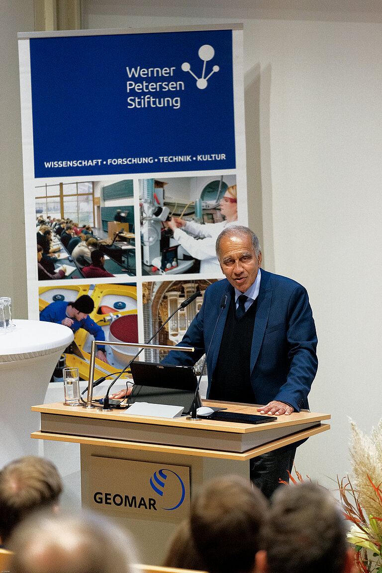 Professor am GEOMAR und Klimawissenschaftler Dr. Mojib Latif hält die Laudatio. Foto: Sarah Kaehlert/GEOMAR