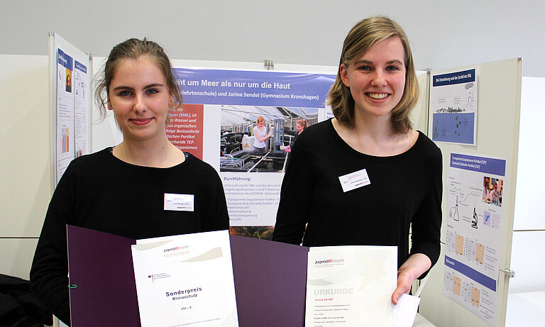 Lara Beuke (links) und Jorina Sendel (rechts) errangen beim Landeswettbewerb Jugend forscht 2017 den ersten Preis im Bereich Chemie. Foto: Sally Soria-Dengg, GEOMAR