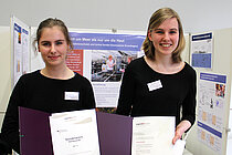 Lara Beuke (links) und Jorina Sendel (rechts) errangen beim Landeswettbewerb Jugend forscht 2017 den ersten Preis im Bereich Chemie. Foto: Sally Soria-Dengg, GEOMAR