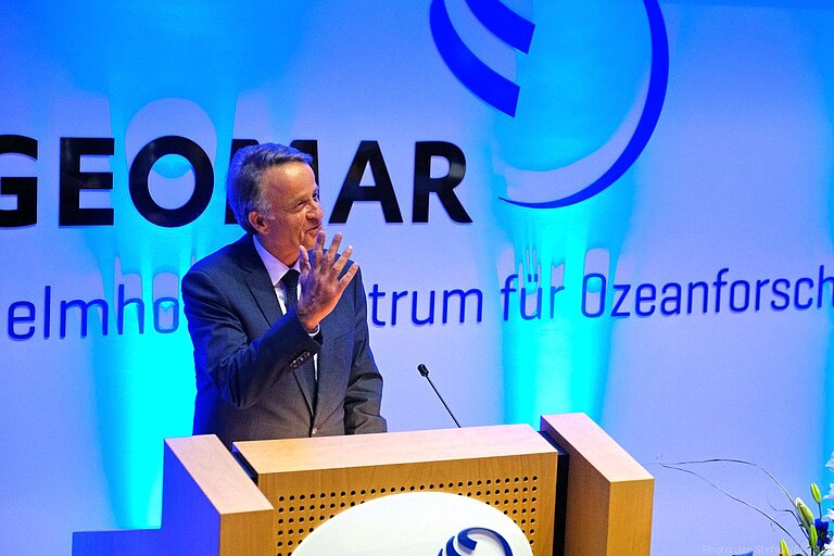 MinDir Volker Rieke, Abteilungsleiter im Bundesforschungsministerium, betont in seinem Grußwort die Bedeutung der Meeresforschung und die der EU für die internationale Vernetzung der Wissenschaft. Foto: Jan Steffen/GEOMAR