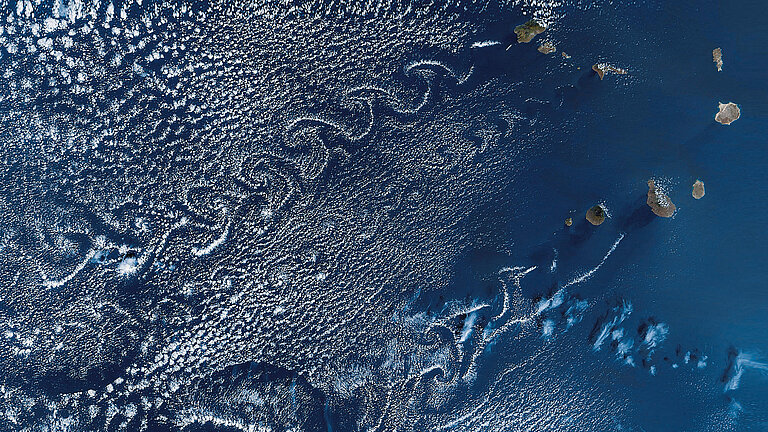 Auf neun Eilanden mitten im tropischen Atlantik leben rund 550.000 Menschen. Weitere sechs Inseln gehören zum Archipel, sind aber unbewohnt. 