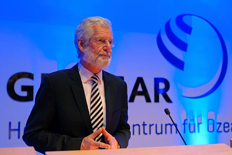 GEOMAR-Direktor Prof. Dr. Peter Herzig begrüßt die Gäste der Meerespreisverleihung am GEOMAR. Foto: Jan Steffen/GEOMAR