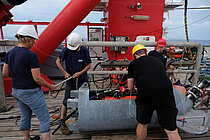 SO277-Team arbeiitet am CSEM-System. Foto: Thore Sager