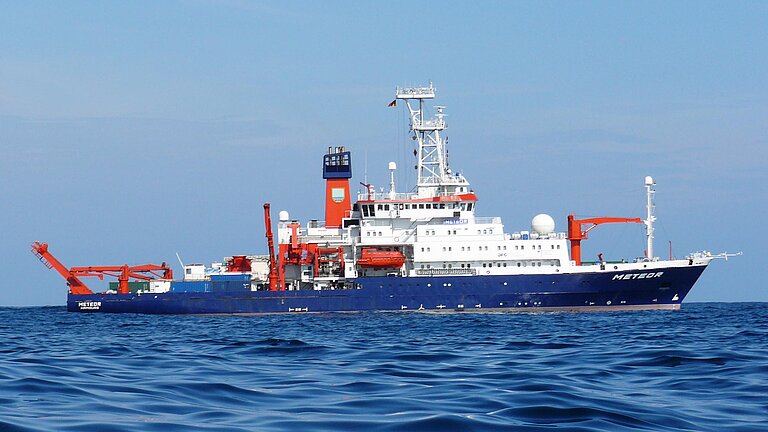 Ein Forschungsschiff auf dem Meer