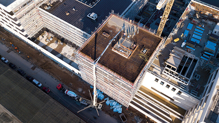 Betongussarbeiten an Turm 3: Mit Hilfe einer mehr als 15 Meter hohen Pumpe wird der Beton bis auf das Dach hinaufgefördert. 