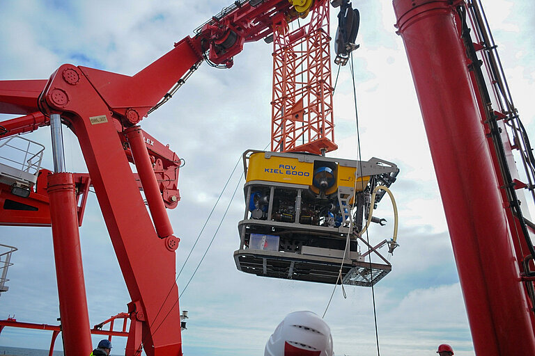 Das ROV KIEL 6000 am A-Rahmen-Kran des FS SONNE. Foto: Mia Schumacher/GEOMAR