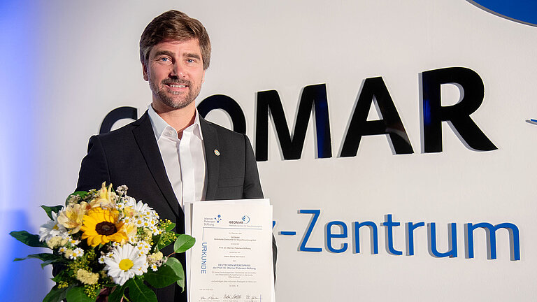 Boris Herrmann (Mitte) ist Träger des Deutschen Meerespreises 2024. 