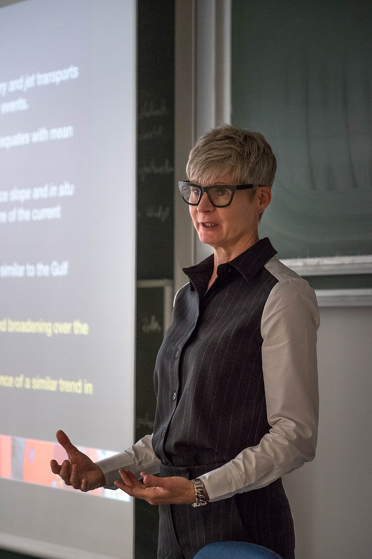 Prof. Dr. Lisa Beal studierte zunächst Luftfahrttechnik an der Universität Southampton, wechselte dann aber zur Ozeanographie. Foto: Nikolas Linke/GEOMAR