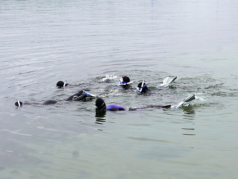 Schülerinnen mit Schnochel-Ausrüstung in der Kieler Förde