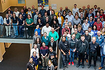 Viele Teilnehmende des HMC-Sommertreffen stehen im Gebäude des GEOMAR Helmholtz-Zentrum für Ozeanforschung Kiel 
