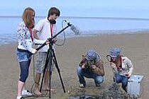 Am Strand von St. Peter-Ording simulieren Teilnehmer eines Schüler-Sommerkurses die Entstehung von Tsunamis - und produzieren gleichzeitig einen Film für das Internet-Portal "Meeresforschung für Mich". Foto: S. Soria-Dengg, GEOMAR
