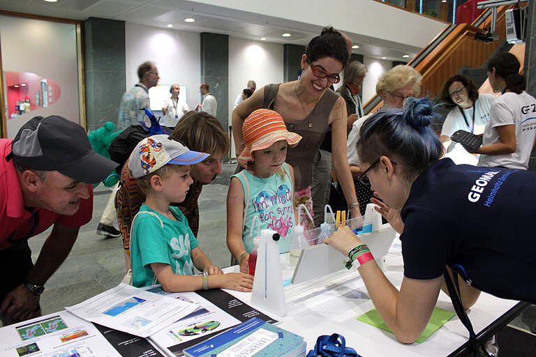Wissenschaftlicher Nachwuchs unter sich? Wenn eine Schülerin die Strömungsverhältnisse der Ostsee erklärt, sind auch die jüngsten Besucher aufmerksame Zuhörer. Foto: Joachim Dengg, GEOMAR