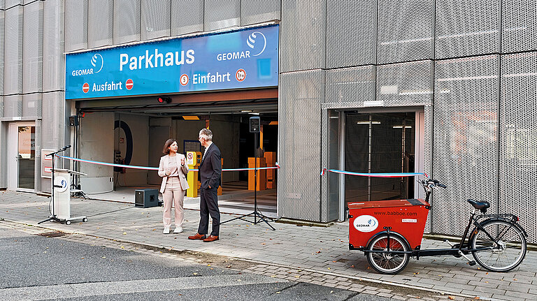 GEOMAR-Direktorin Katja Matthes und Verwaltungsdirektor Frank Spiekermann bei der Eröffnung des Parkhauses