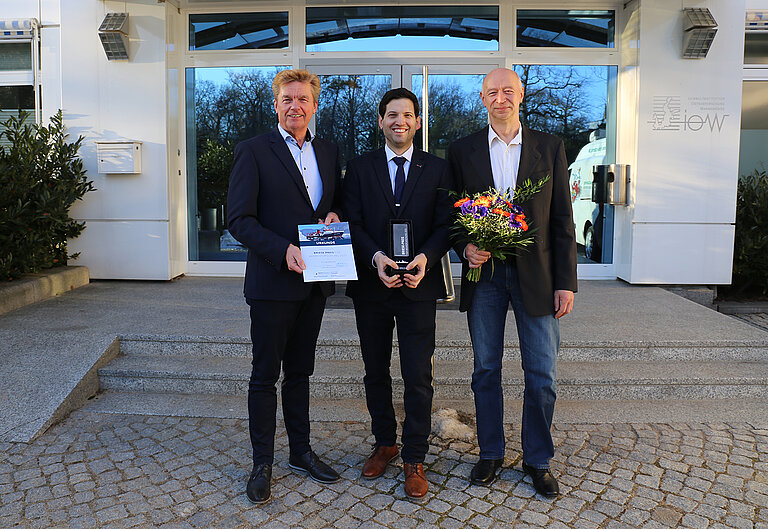 Drei Männer im Anzug