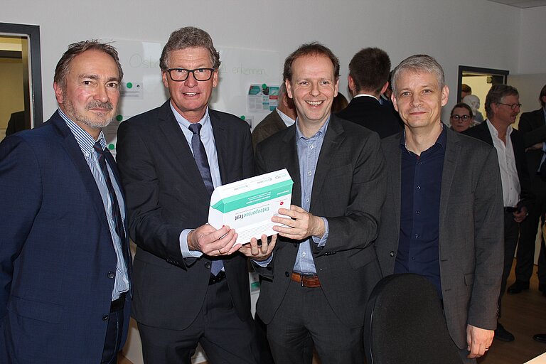 v.l.: Prof. Dr. Anton Eisenhauer vom GEOMAR, Wirtschaftsminister Dr. Bernd Buchholz, osteolabs Geschäftsführer Dr. Stefan Kloth, Dr. Hinrich Habeck vom norddeutschen Cluster Life Science Nord. Foto: osteolabs.