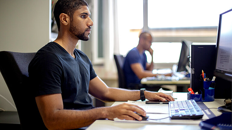 Das OSCM bietet Gästebüros mit Kapazitäten für bis zu 15 Personen. Die Büros sind mit Tischen, Stühlen und Regalen ausgestattet und verfügen über eine gute Internetverbindung.