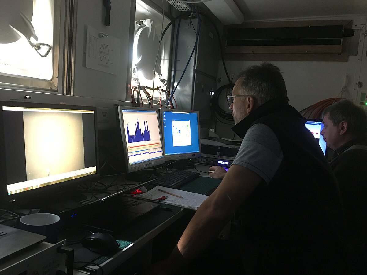 View of the dry laboratory with the monitors for monitoring the mass spectrometer in the OFOS.