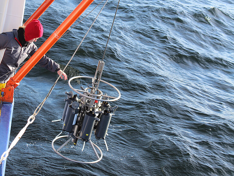 Probennahme mit dem Kranzwasserschöpfer während einer Ausfahrt mit dem Forschungskutter LITTORINA