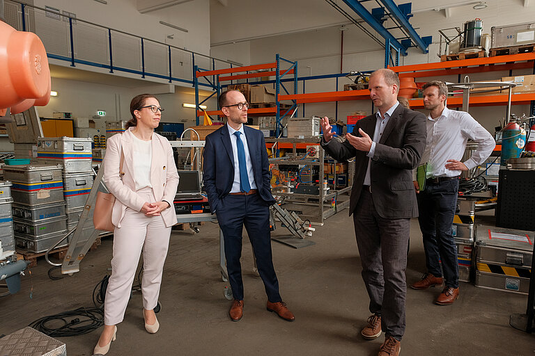 Dr. Matthias Haeckel erklärte Technik für die Tiefsee-Forschung am GEOMAR.