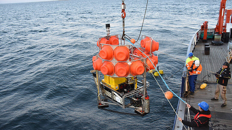 Aussetzen des MANSIO-VIATOR Systems von Bord des Forschungsschiffs ALKOR während der ARCHES- Expedition 2020.