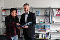 Dr. Sally Soria-Dengg vom Sonderforschungsbereich 754 und Oke Simons, stellvertretender Direktor der Büchereizentrale Schleswig-Holstein, mit dem Bilderbuch "Phillipp Fisch - Atemnot am Meeresgrund". Foto: Joachim Dengg/GEOMAR