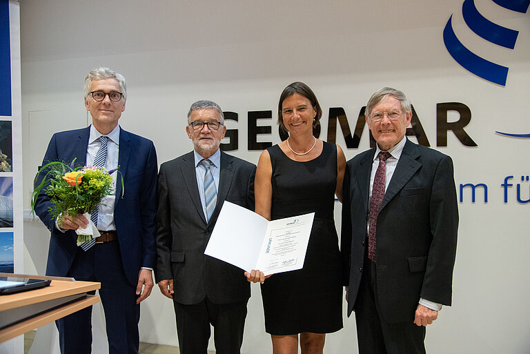 Frank Spiekermann, Verwaltungsdirektor des GEOMAR, Dr. Christian Zöllner, stellvertretender Vorsitzender und Geschäftsführer der Prof. Dr. Werner-Petersen-Stiftung und Dr. h. c. Klaus-Jürgen Wichmann, Vorsitzender der Prof. Dr. Werner-Petersen-Stiftung gratulieren Professorin Dr. Katrin Meissner