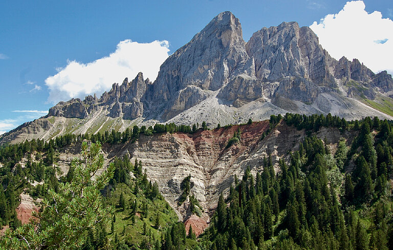 Sass de Putia, Norditalien. Die Dolomiten in den Südalpen beherbergen einzigartige Abschnitte aus dem Perm und der Trias mit reichen marinen Ablagerungen, darunter Brachiopoden, die die letzten Momente des paläozoischen Lebens festhalten. Foto: Dr. Renato Posenato (Universität Ferrara).