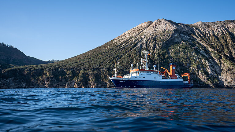 Das Forschungsschiff Alkor liegt während AL533 liegt vor der Küste der Liparischen Inseln; Aufnahme vom Wasser aus.