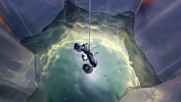 Kamera mit Beleuchtung für Nachtaufnahmen im Inneren eines Mesokosmos