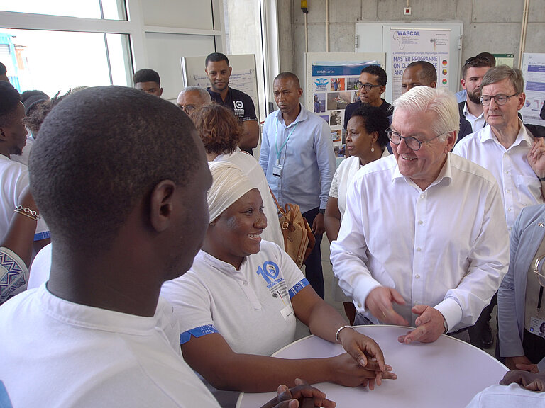 Bundespräsident Steinmeier mit WASCAL-Studierenden am Ocean Science Centre Mindelo.