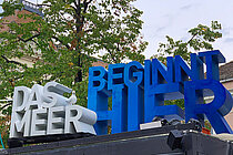 Schriftzug auf dem Cubus: Das Meer beginnt hier.