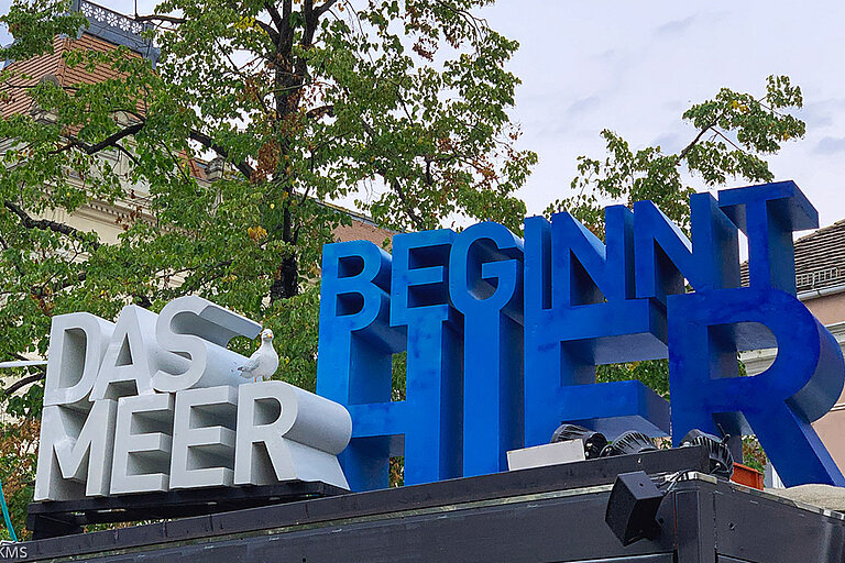Schriftzug auf dem Cubus: Das Meer beginnt hier.