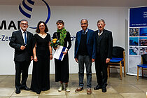 Zur Exzellenzprofessur gratulierten (von links nach rechts) Dr. h. c. Klaus-Jürgen Wichmann (Petersen-Stiftung), GEOMAR-Direktorin Professorin Dr. Katja Matthes und (von rechts nach links) Dr. Christian Zöllner (Petersen-Stiftung) und GEOMAR-Professor Dr. Mojib Latif. Die Rezipientin der Exzellenzprofessur, Dr. Friederike Otto, befindet sich in der Mitte. Foto: Sarah Kaehlert/GEOMAR