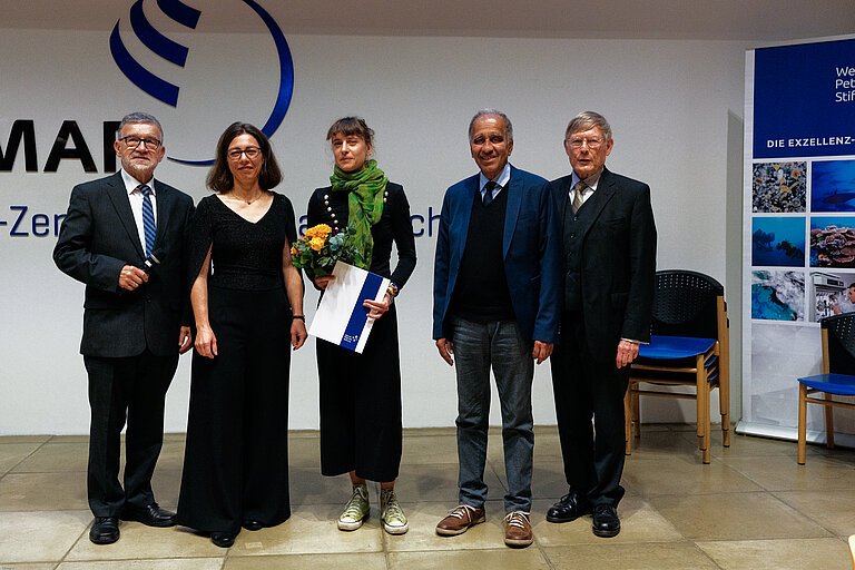 Zur Exzellenzprofessur gratulierten (von links nach rechts) Dr. h. c. Klaus-Jürgen Wichmann (Petersen-Stiftung), GEOMAR-Direktorin Professorin Dr. Katja Matthes und (von rechts nach links) Dr. Christian Zöllner (Petersen-Stiftung) und GEOMAR-Professor Dr. Mojib Latif. Die Rezipientin der Exzellenzprofessur, Dr. Friederike Otto, befindet sich in der Mitte. Foto: Sarah Kaehlert/GEOMAR