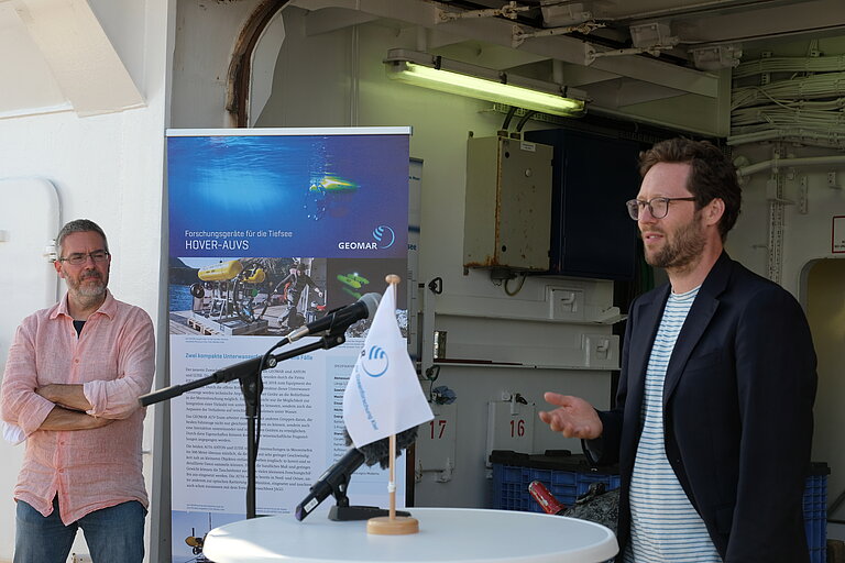 Umweltminister Jan Philipp Albrecht (rechts) mit Prof. Dr. Jens Greinert (GEOMAR). Foto: A. Villwock, GEOMAR.