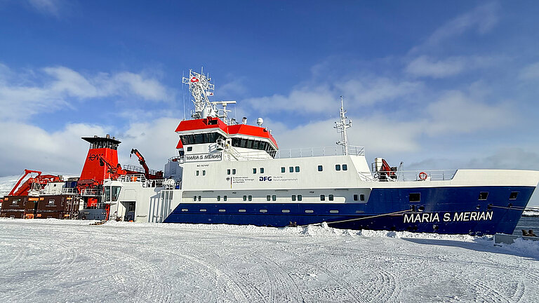 Das Forschungsschiff Maria S. Merian im Hafen von Nuuk