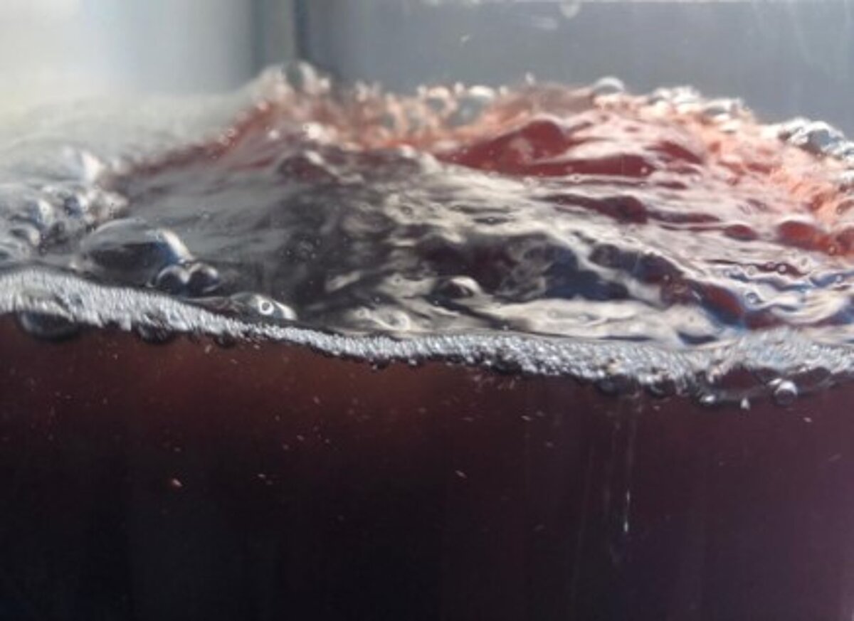 Nahaufnahme der roten Flüssigkeit in einem der Zylinder