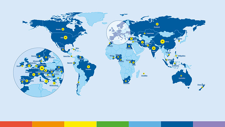 Weltkarte, auf der einige Länder hellblau und einige dunkelblau eingefärbt sind