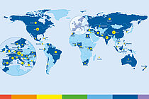Weltkarte, auf der einige Länder hellblau und einige dunkelblau eingefärbt sind