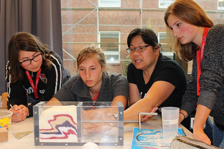 Mit einfachen Experimenten sind die Teilnehmer geologischen Prozessen auf der Spur. Foto: S. Dengg, GEOMAR