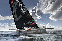 Ein Segelboot, besser gesagt eine Rennyacht, auf dem Meer