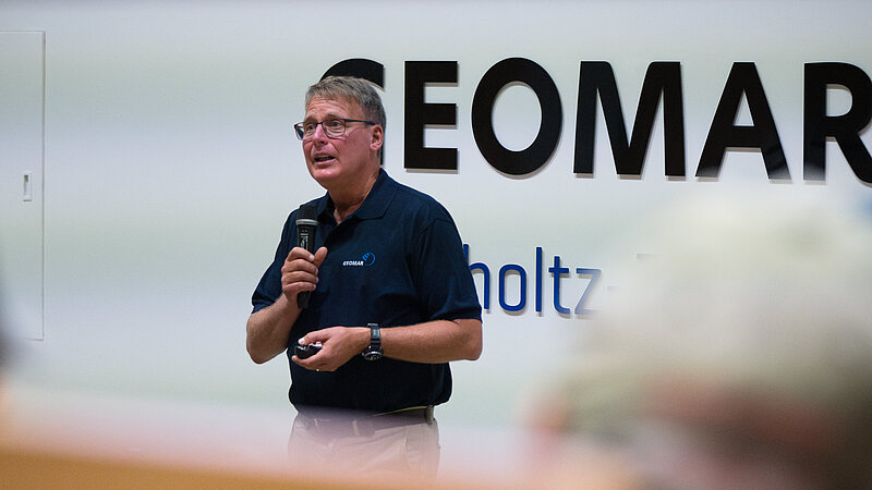 Mann hält Vortrag im Hörsaal