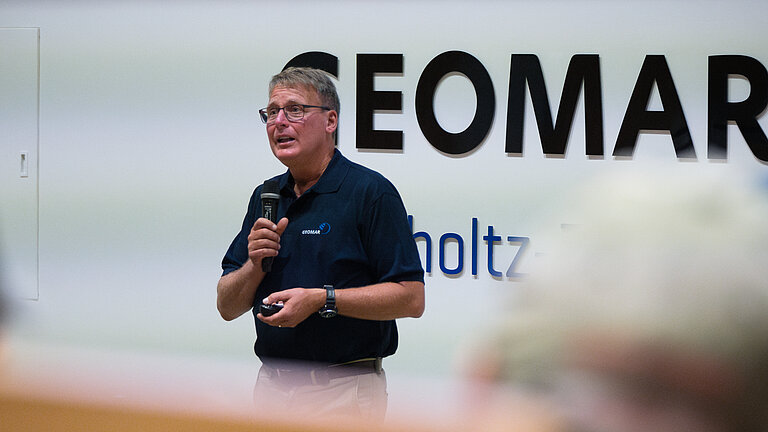 Mann hält Vortrag im Hörsaal