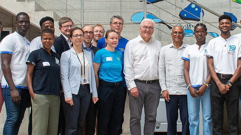 Gruppenbild mit Bundespräsident Frank-Walter Steinmeier und José Maria Neves, Präsident der Republik Cabo Verde 