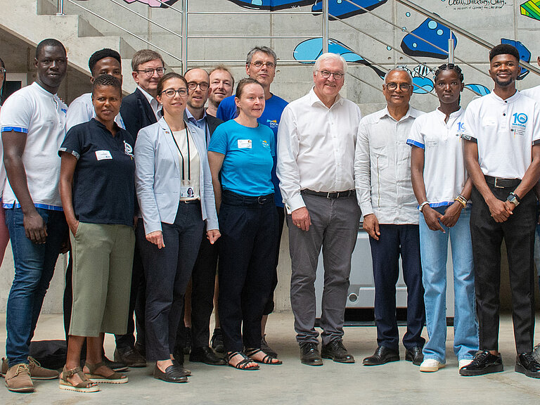 [Translate to English:] Gruppenbild mit Bundespräsident Frank-Walter Steinmeier und José Maria Neves, Präsident der Republik Cabo Verde 