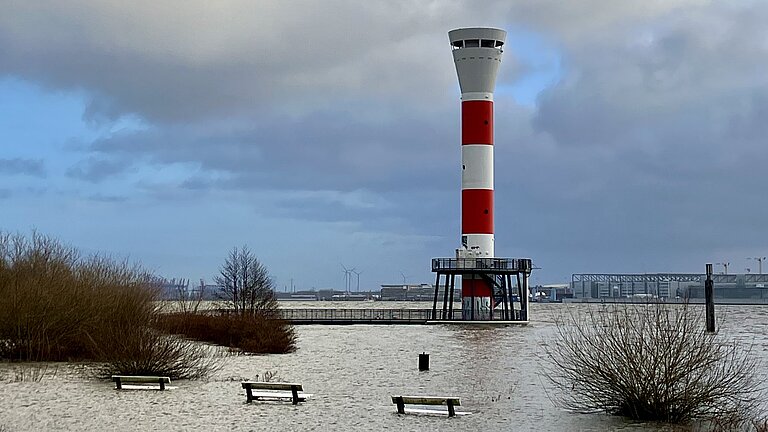 Hochwasser an der Elbe. Das Verbundprojekt ElbeXtreme untersucht Auswirkungen von Extremereignissen auf Ökosystemleistungen im Mündungsgebiet der Elbe. Foto: Maike Nicolai, GEOMAR